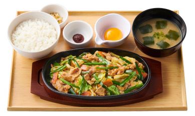 やよい軒「【卵黄付】ニラ豚定食」