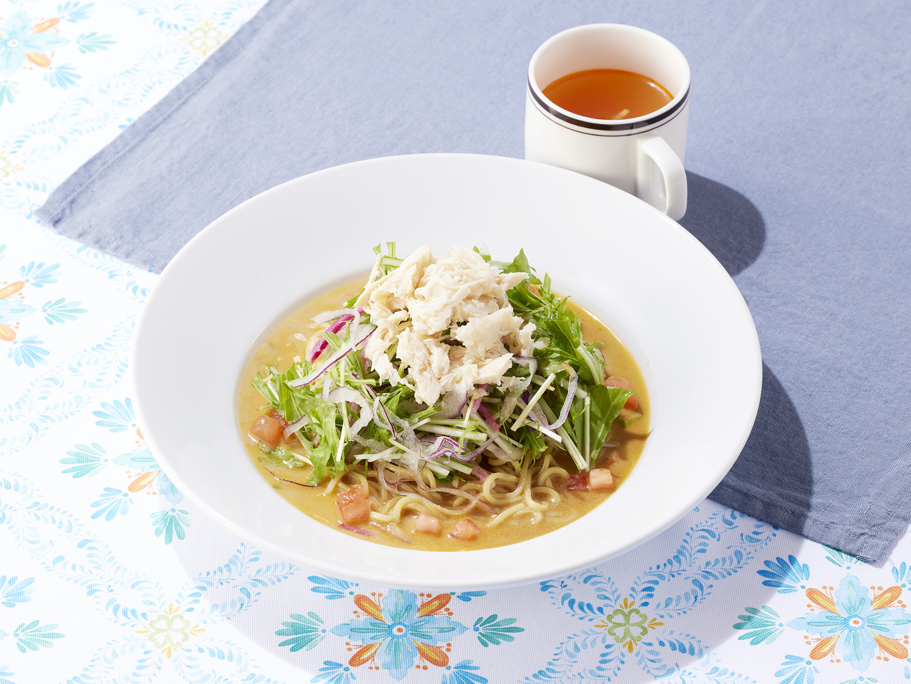 ココス「蒸し鶏とシャキシャキ生野菜の濃厚ごまだれ冷やし麺ランチ」/夏のランチメニュー