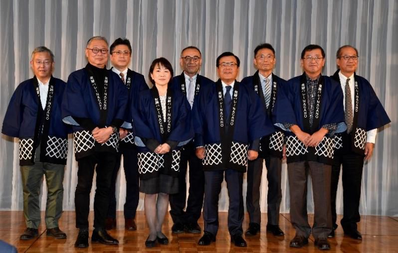 「発酵バレーNAGANO」キックオフイベントの様子(右から4番目が発起人代表の青木時男･長野県味噌工業協同組合連合会理事長)