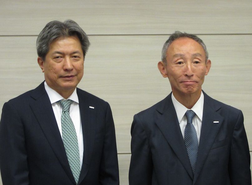 J-オイルミルズの佐藤達也社長(写真右)と、上垣内猛取締役専務執行役員COO(写真左)