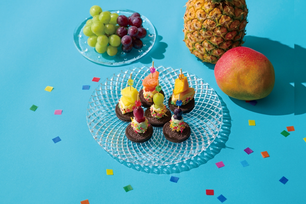 オレオ 夏を楽しむスイーツレシピ「オレオと冷凍フルーツのひんやりチョコがけピンチョス」