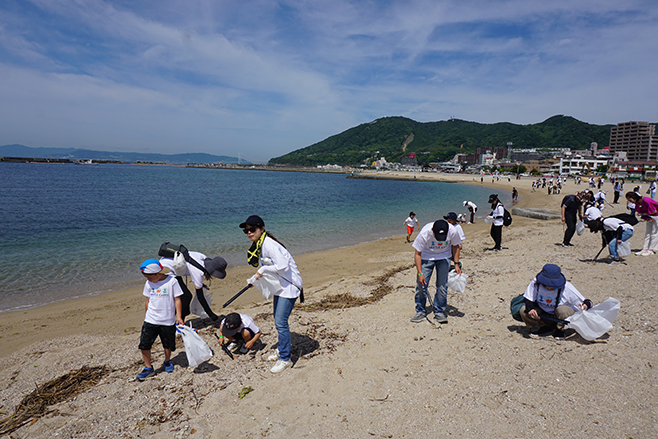 須磨海岸でのビーチクリーン活動の様子