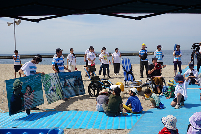 須磨UBPの木戸代表は「障がいに関係なく海を楽しめる」と活動を紹介