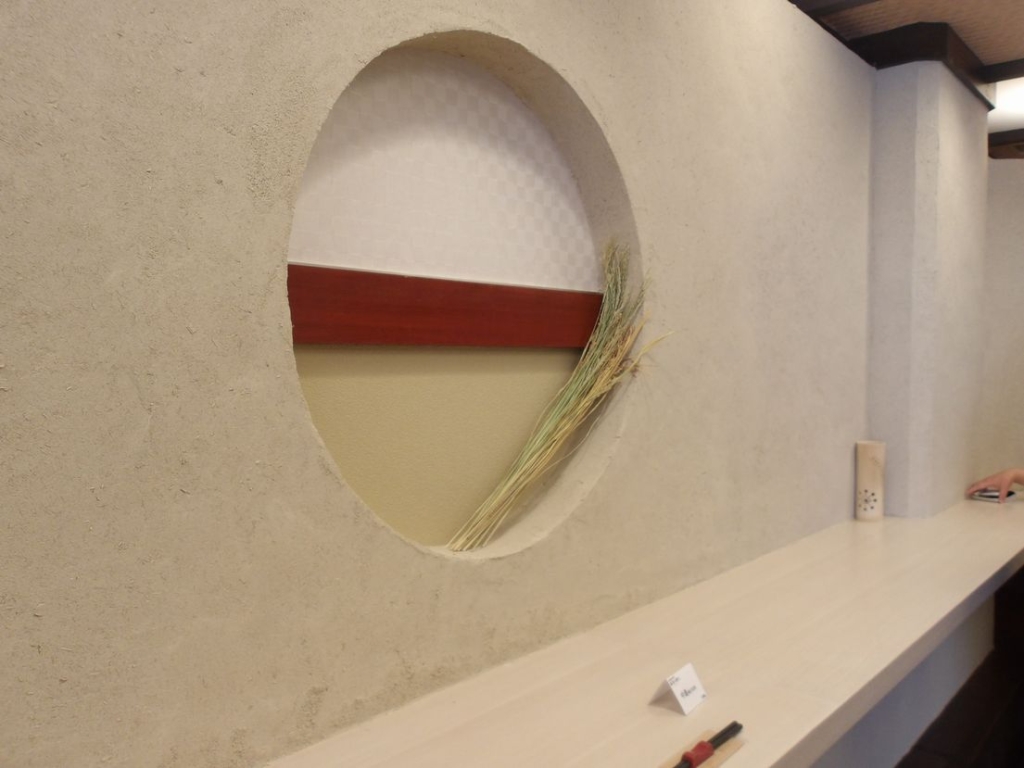 内装の土壁には、食品事業関連のもみ殻や物流事業関連の木製パレットの廃材を使用