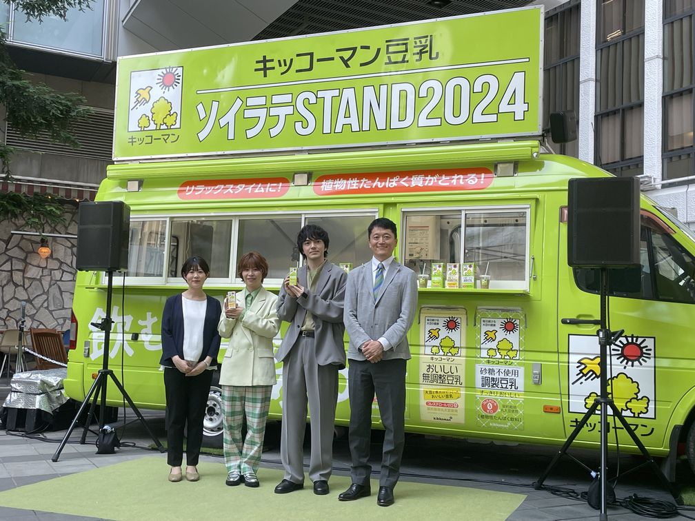左から、井上郁乃氏、芸人のAマッソ･加納さん、俳優の林遣都さん、亀井淳一氏
