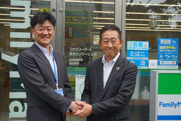 左から 大塚製薬伊藤支店長、ファミリーマート草間地域代表