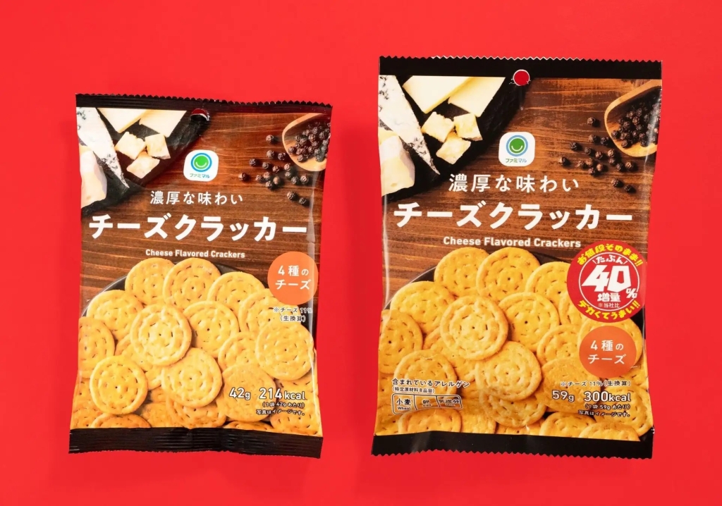 ファミリーマート 「濃厚な味わいチーズクラッカー」写真左:通常品、右:増量品