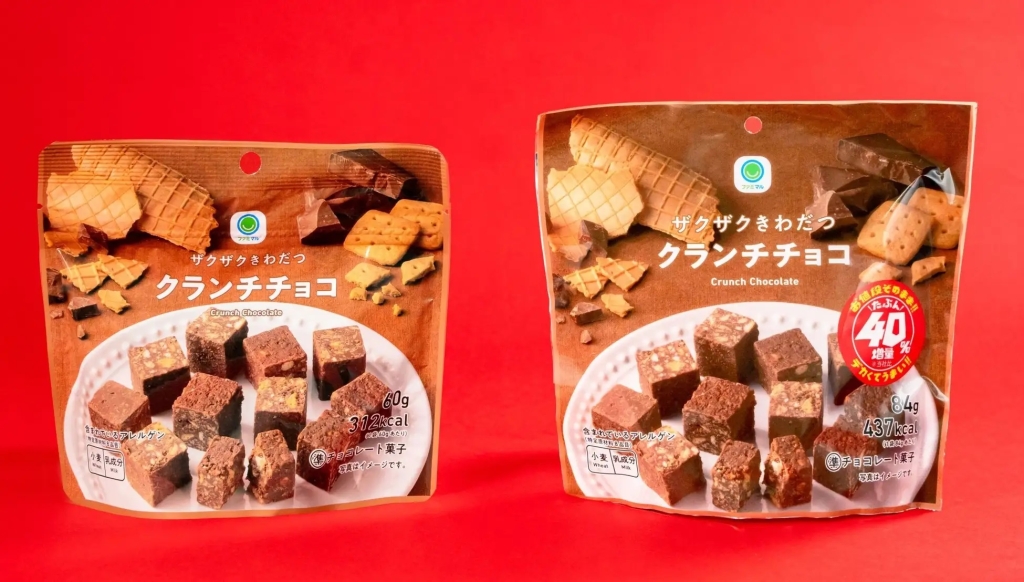 ファミリーマート 「ザクザクきわだつクランチチョコ」写真左:通常品、右:増量品