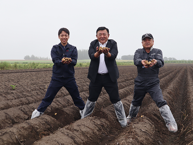 (左から)カルビーポテト幕別支所支所長の杉浦大斗氏、カルビーポテト社長の田崎一也氏、JA幕別町カルビーポテト生産組合組合長の橋詰仁氏