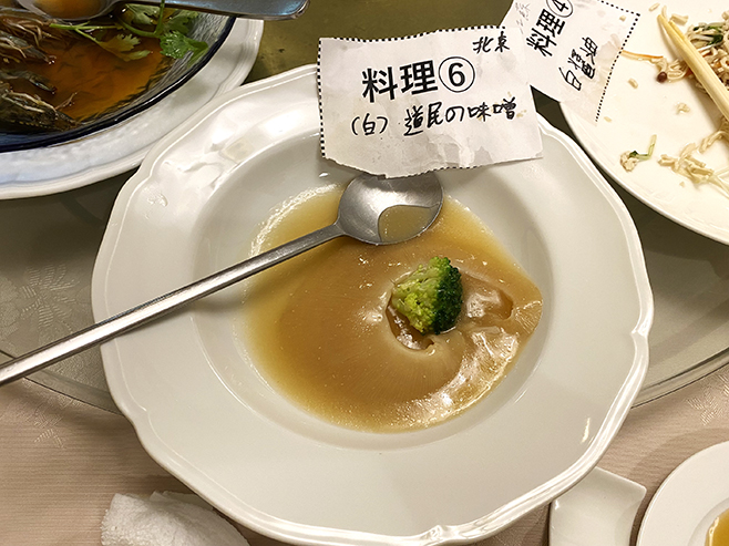 白みそで味付けしたふかひれの姿煮