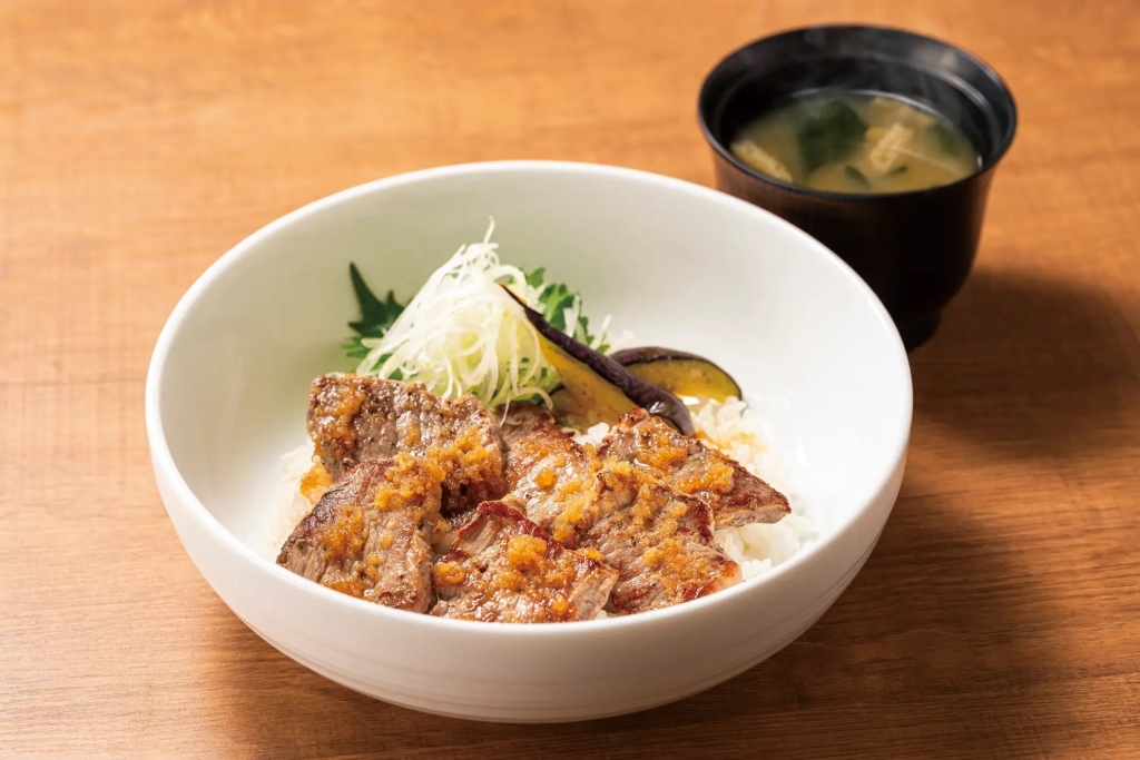 デニーズ 「ミニッツステーキ丼 みそ汁つき」