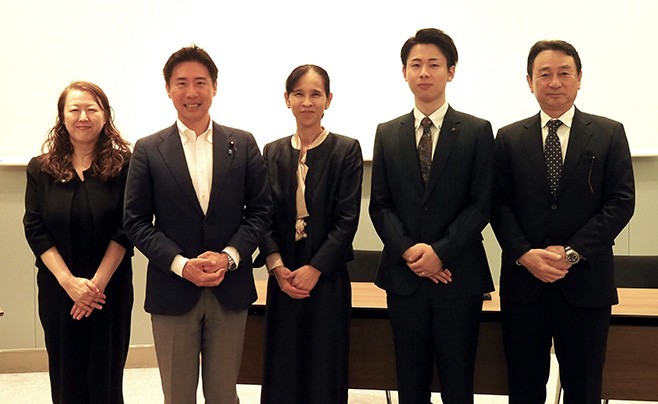 「Creating the Future of Nutrition Forum」に登壇した、(左から) 野本氏、塩崎政務官、利光氏、中村氏、原氏