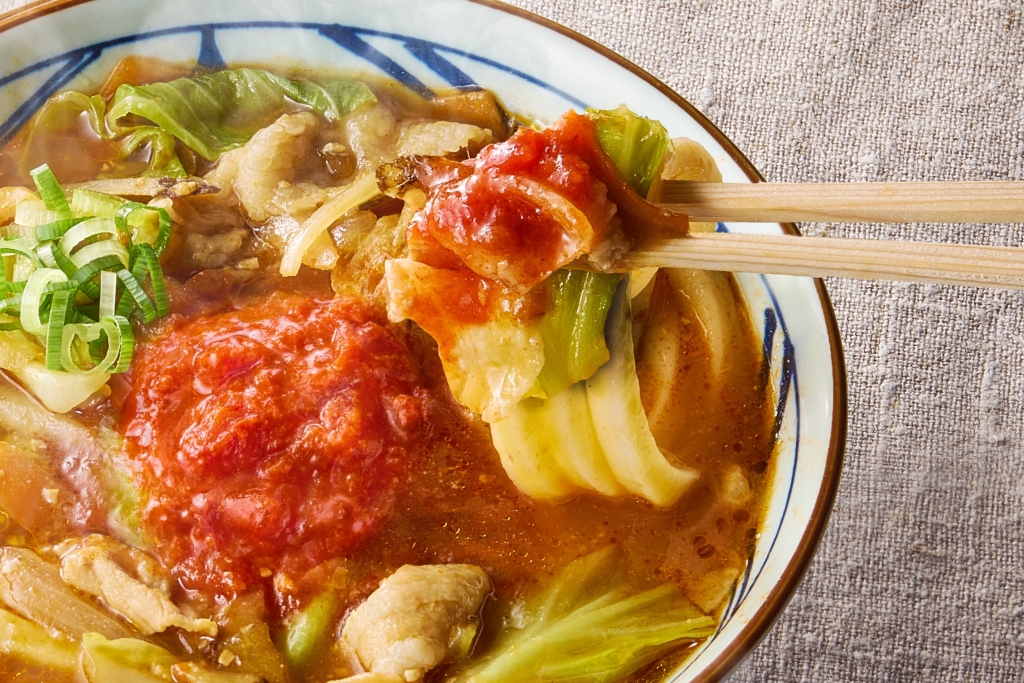 丸亀製麺「俺たちのトマト豚汁うどん」イメージ