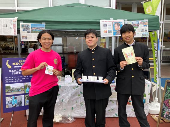 狭工生が来店者へ狭紅茶の試飲を提供する様子