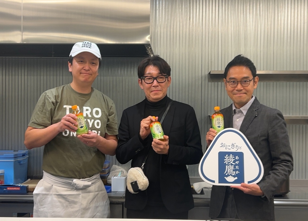 左から「TARO　TOKYO　ONIGIRI」の店主、おにぎり協会の中村さん、日本コカ・コーラの助川さん