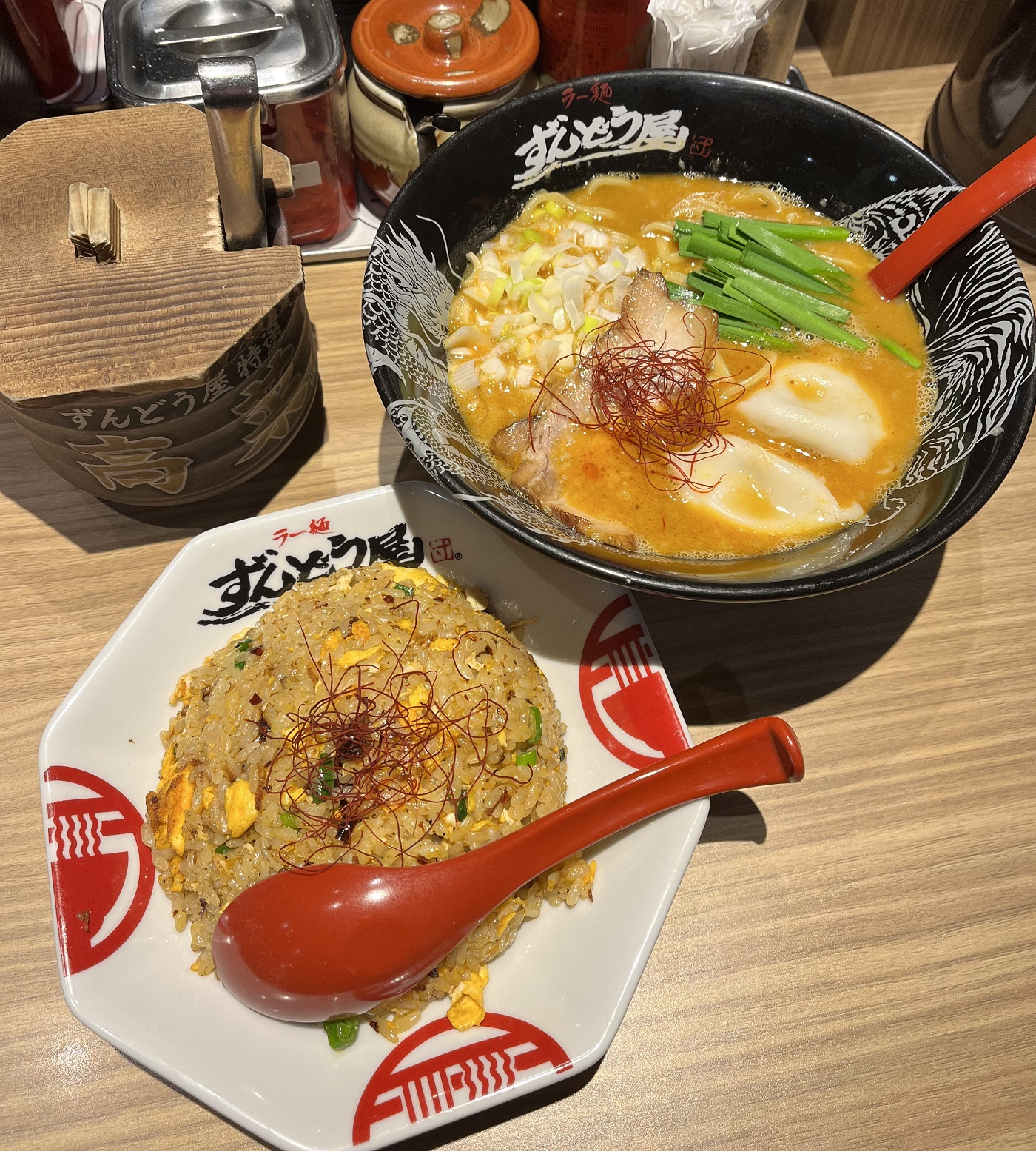 ラー麺ずんどう屋「すするか、すすらんか。」とのコラボメニュー2品