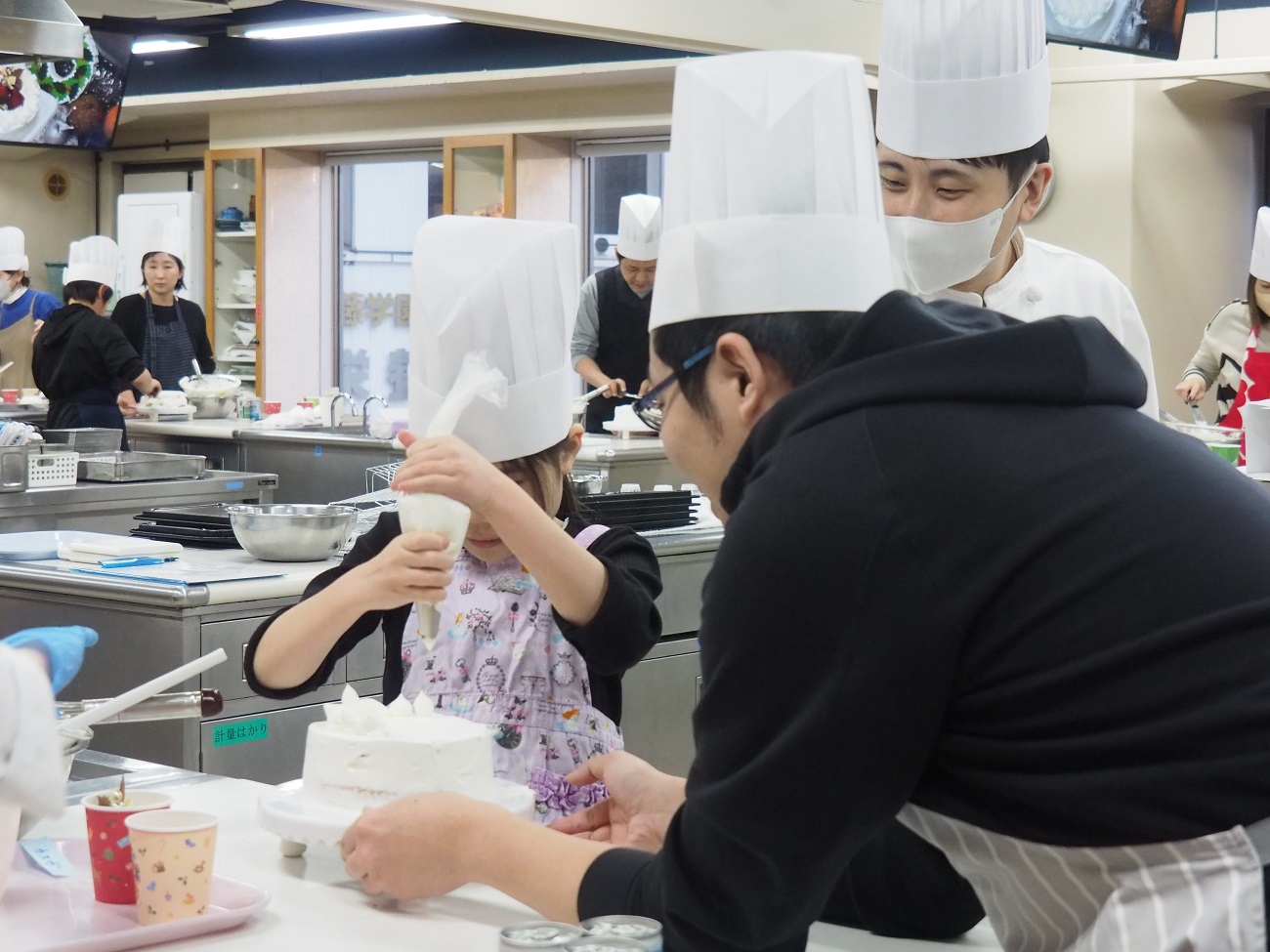 ケーキをデコレーションする様子