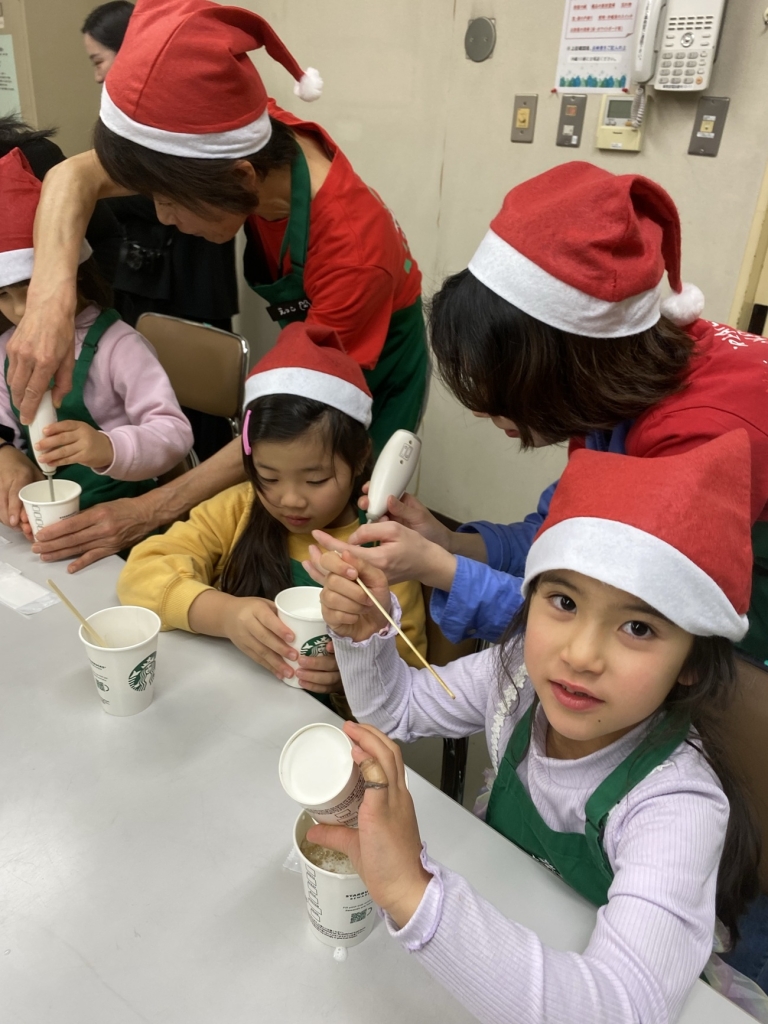 「バリスタ体験」の様子（12月20日に実施した「認定特定非営利活動法人よりどりみどり」）