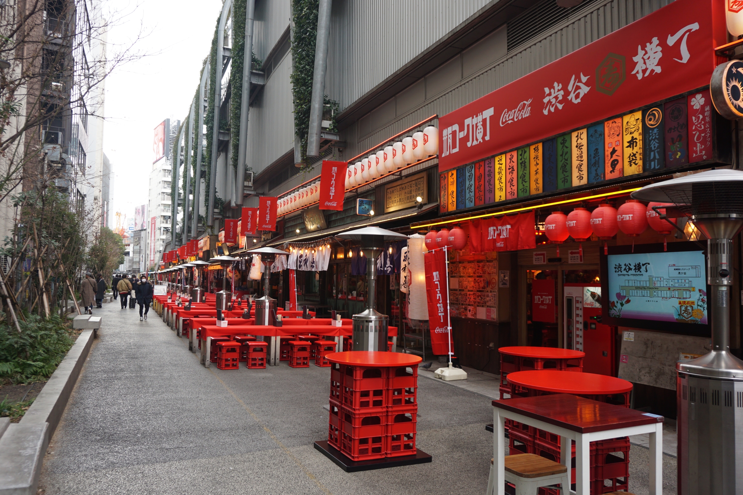 「渋谷横丁」とコラボし「コカ・コーラ」一色に染め上げている