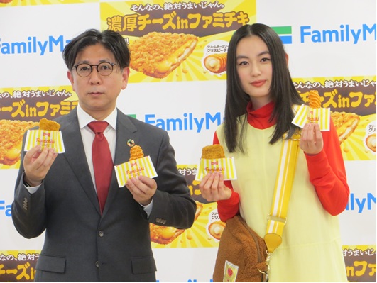 ファミマ CMに出演する女優の八木莉可子さん(右)と高倉一真部長(左)