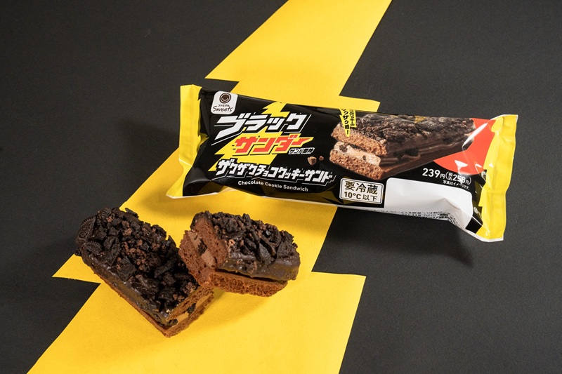 ファミマ×有楽製菓 「ブラックサンダーザクザクチョコクッキーサンド」