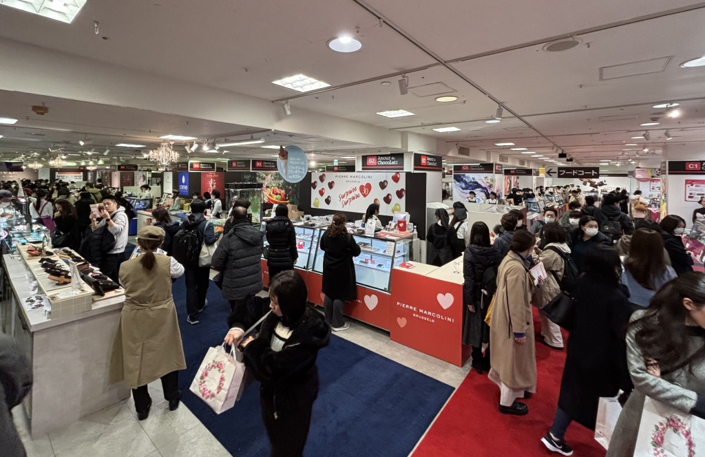 多くのお客で賑わう高島屋 大阪店「アムール・デュ・ショコラ」