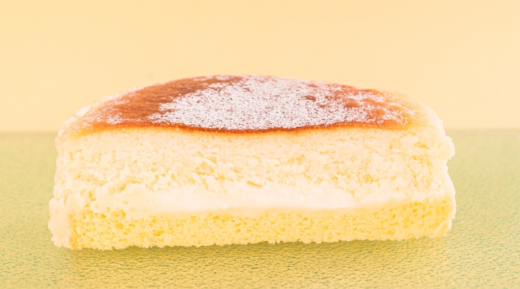 ファミリーマート「ふわしゅわ半熟スフレ(のび～るチーズソース入り)」断面