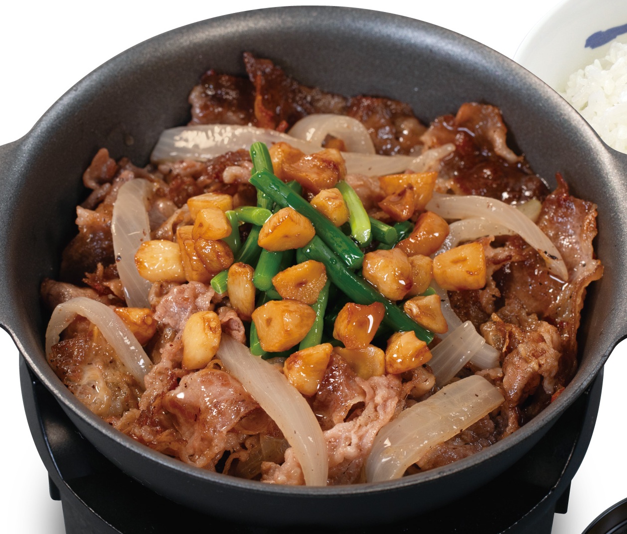 松屋、鉄鍋で好みの焼き加減を楽しめる「にんにく牛バラ焼定食」「旨辛