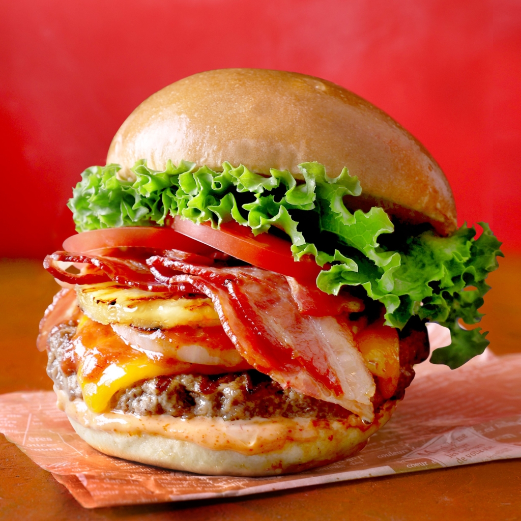 クア・アイナ、夏の新作「スパイシー シラチャー バーガー」3品発売